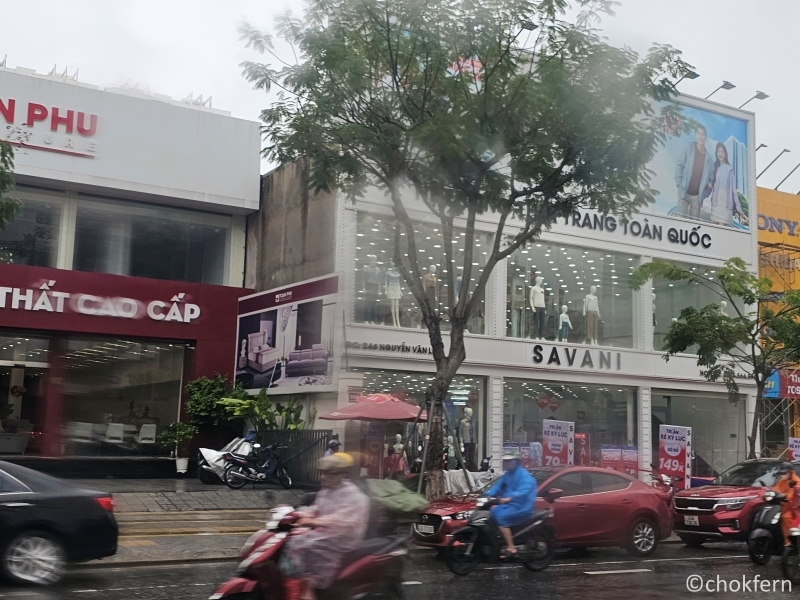 The Da Nang street views remind me of Malaysia.