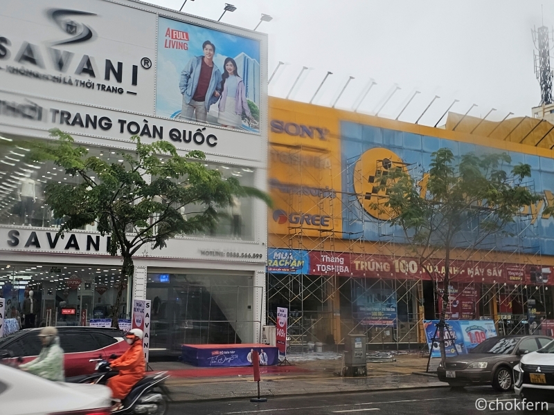 The Da Nang street views remind me of Malaysia.