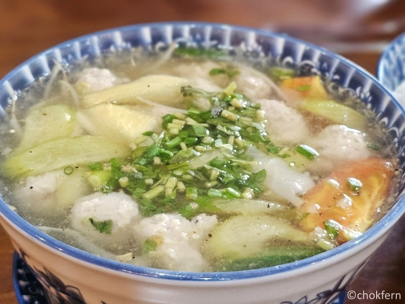 The fishball soup is nice, a bit peppery and sour, but refreshing. Interestingly, first time seeing pineapple in soup.