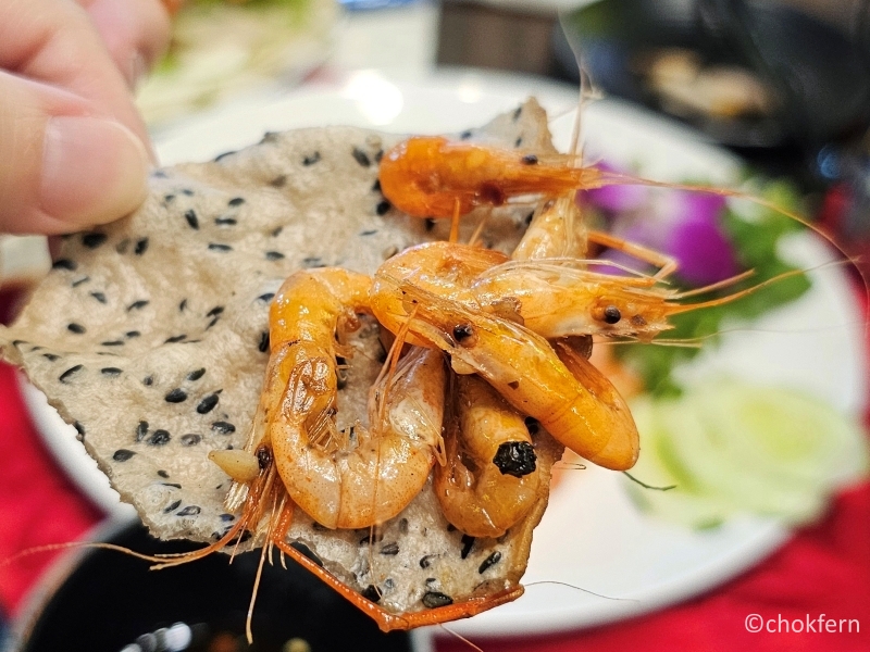 Tying out the Vietnamese way of enjoying the rice paper.